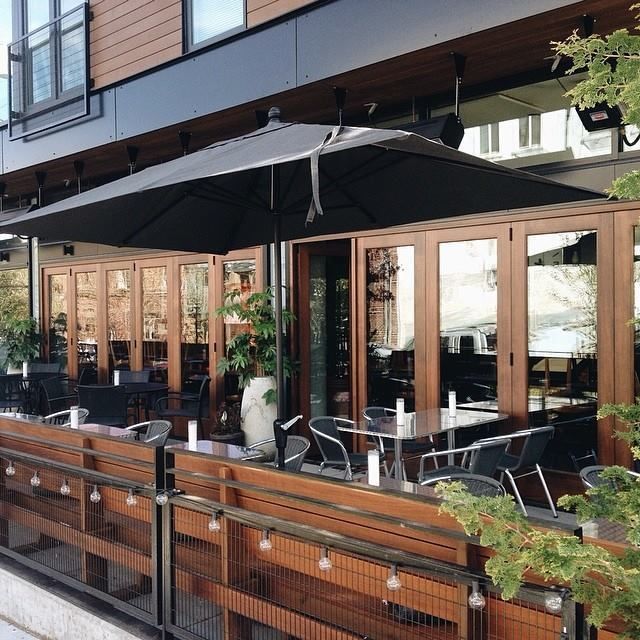Mẫu hàng rào gỗ trang trí quán cafe