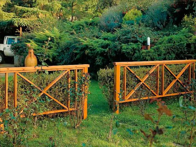 Mẫu hàng rào gỗ trang trí đơn giản