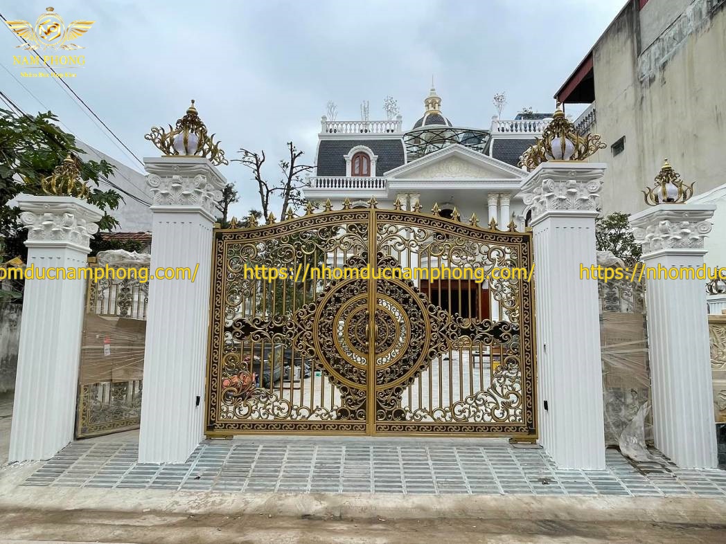 Giá cửa nhôm đúc nguyên khối 20 cổng nhôm đúc mạ vàng