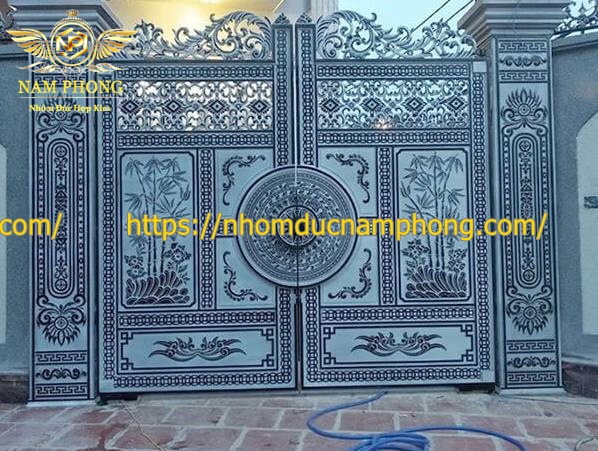 Giá cửa nhôm đúc nguyên khối 6 cổng nhôm đúc màu bạc