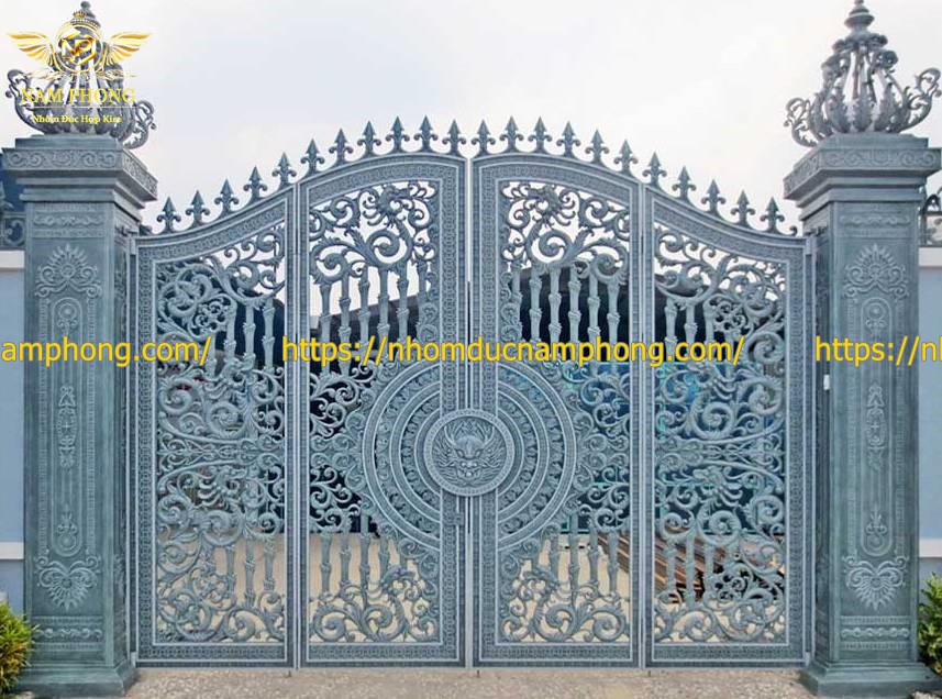 Giá cửa nhôm đúc nguyên khối 7 cổng nhôm đúc màu bạc