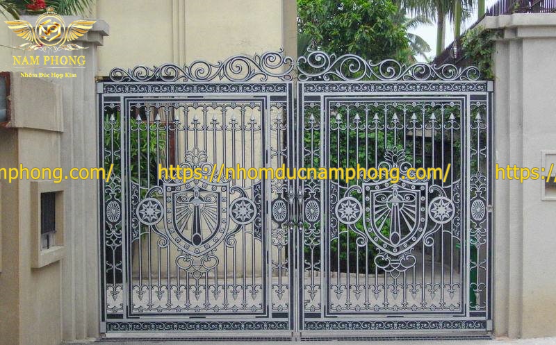 Giá cửa nhôm đúc nguyên khối 13 cổng nhôm đúc màu bạc