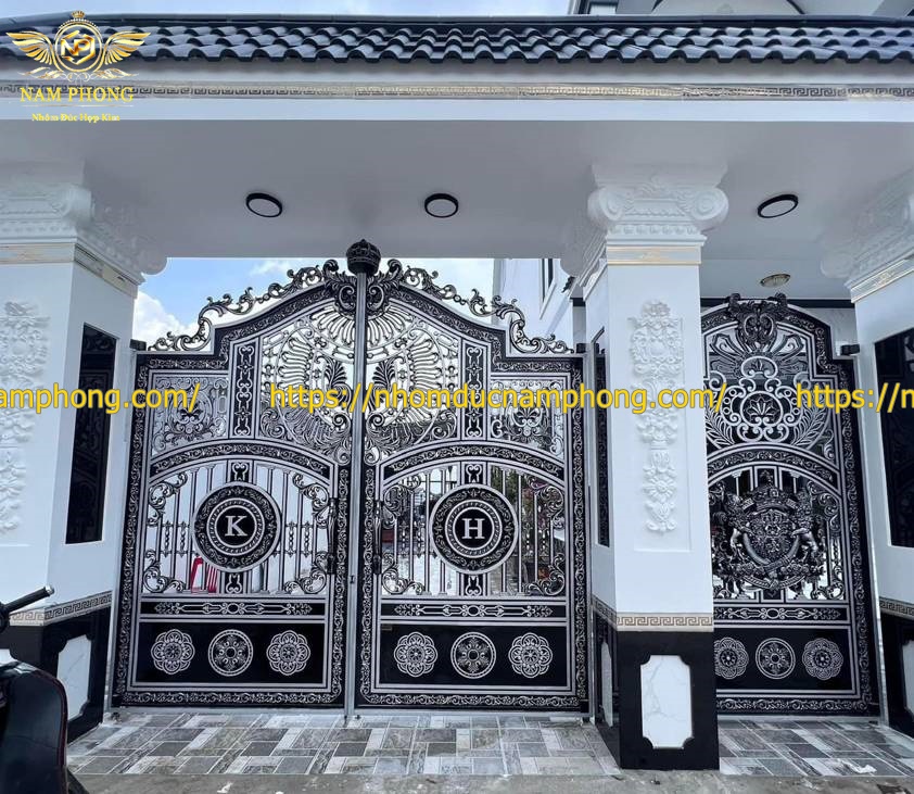 Giá cửa nhôm đúc nguyên khối 14 cổng nhôm đúc màu bạc