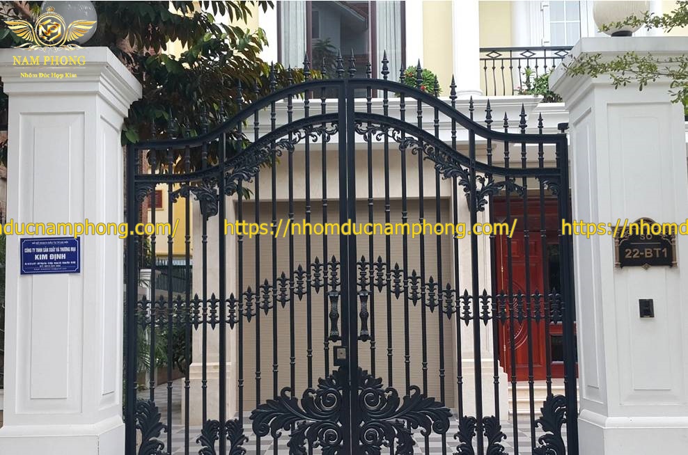 Giá cửa nhôm đúc nguyên khối 12 cổng nhôm đúc màu đen